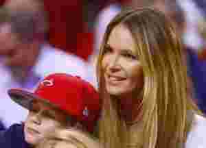 Model Elle MacPherson and her family sit courtside to watch the Miami 