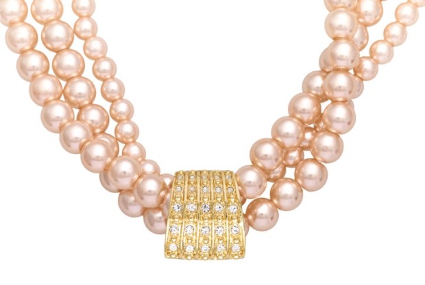 Colier Madeleine Pearl, Oriflame, 29.99 lei Colier cu trei şiruri de perle artificiale de culoare aurie şi pandantiv metalic auriu.