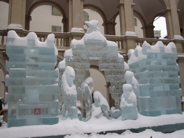 În Graz, artiștii realizează o piesă de artă efemeră: scena Nasterii Domnului sculptată în gheață