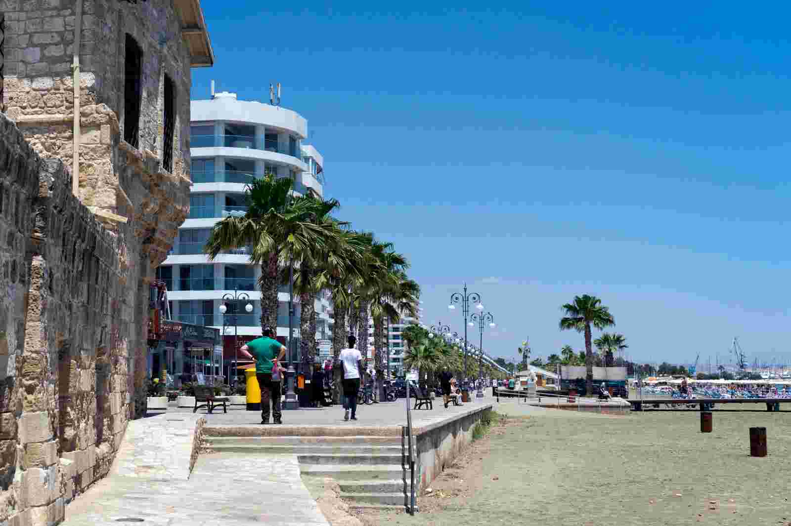 La plajă în Larnaca - plaja Finikoudes