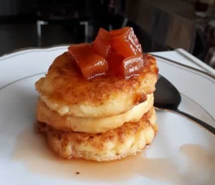 papanași cu brânză și dulceață de gutui