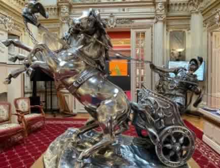 colecție de scaune și o sculptură din argint de 30 kg sunt scoase la licitație