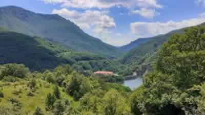 Valea Cernei: cazare, obiective turistice, trasee