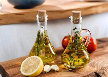 Uleiul potrivit pentru gătit. Ce ulei folosim la salate, soteuri sau prăjit?