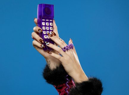 OPI readuce în tendințe atitudinea anilor ’90 cu noua colecție de toamnă 2025: „What’s Your Mani-tude?” O paletă echilibrată de nuanțe reinterpretate, amintind de stilurile și texturile unei decade care continuă să ne inspire.