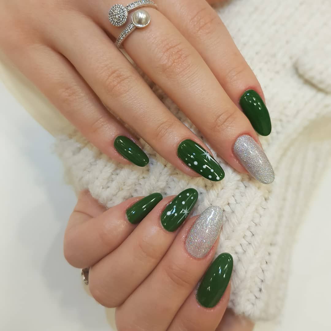 Tendințe în manichiura de Crăciun 2025