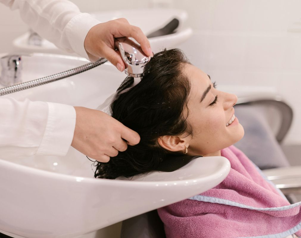 Păr spălat sau nu înainte de vopsire? Ce spun stiliștii