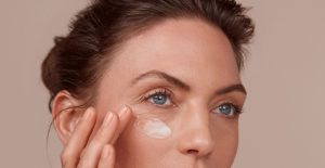 crema potrivită pentru zona ochilor